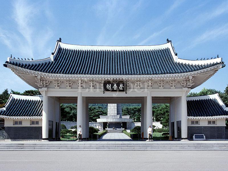 首尔国立显忠院大门