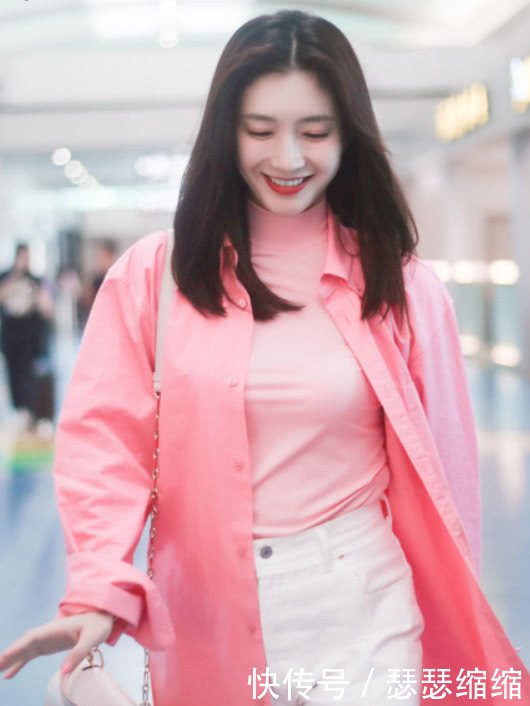 江疏影水蜜桃装扮现身杭州,粉色少女系甜过初