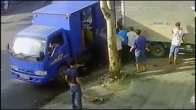 超市送货员正准备卸货, 监控突然拍下令人揪心