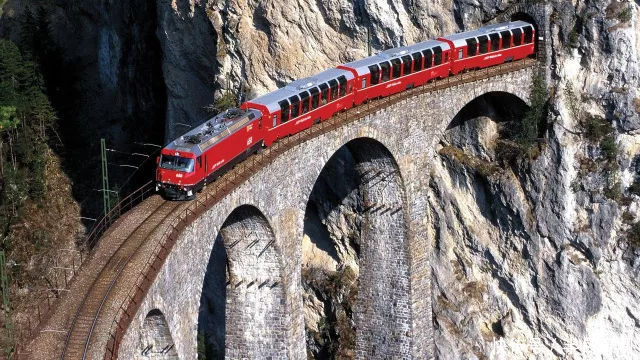 世界上最慢的火车，8小时行驶270公里，乘客还抱怨开太快！