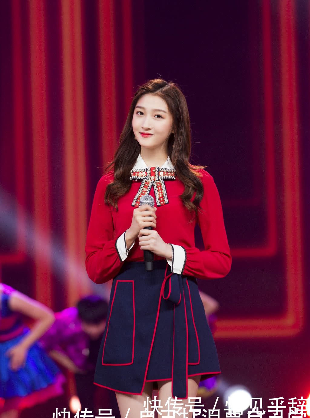 关晓彤貌美小短裙配上细高跟,终于明白鹿晗为