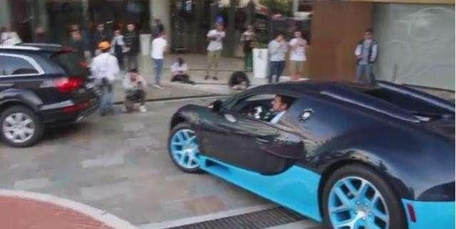 豪车被后车鸣喇叭让行,本欲发怒看了后视镜后