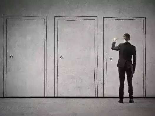 在家找不到工作,岀门又没人带,天天在家很烦,没