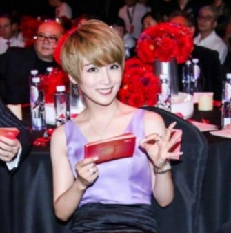 34岁谢楠穿深V装出席活动,大家把注意力放在