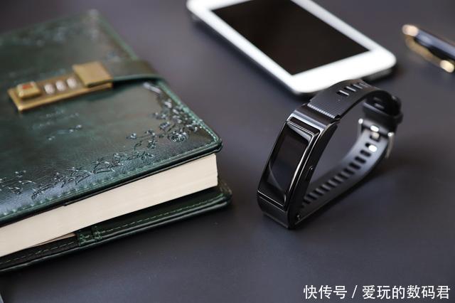 华为手环B5运动版评测:手环耳机二合一,商务精