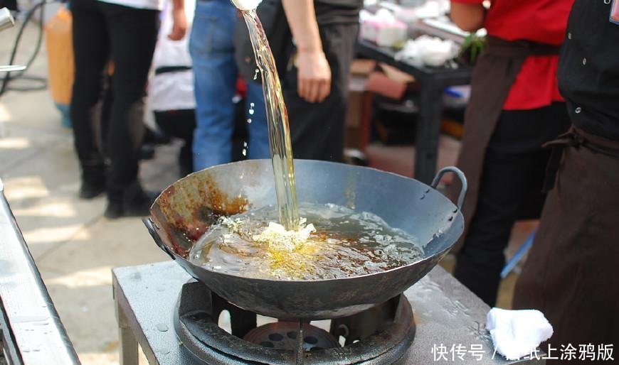 大叔在美食节上卖炸鸡,98元一只,介绍后鸡肚子的切开美食海南ppt图片