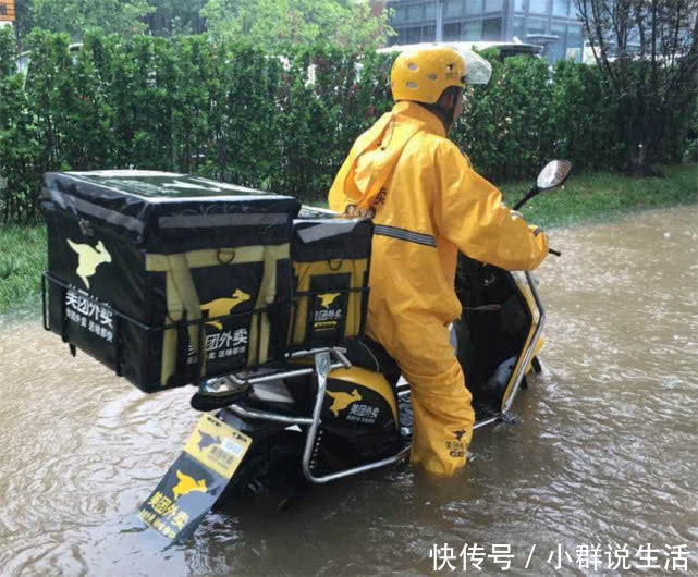 外卖小哥雨天送餐迟到,客人坚决要差评,小哥的