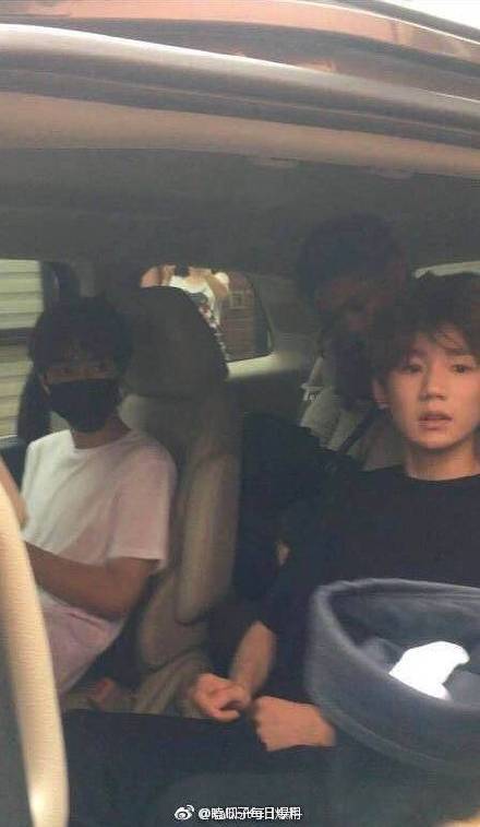 王俊凯改航班与王源同行 引发饭圈新一轮世界大战