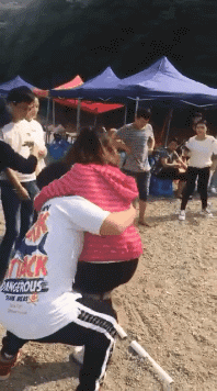 搞笑GIF:妹子不用再练了,你的姿势可以说很标准了! 日博国际官