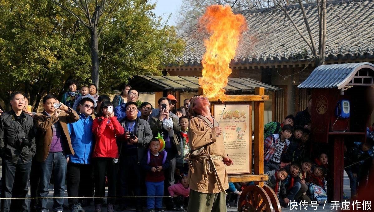 同治年间,两个乞丐街上耍蛇,一老者看后,震惊:这不是蛇,是人 乐博app