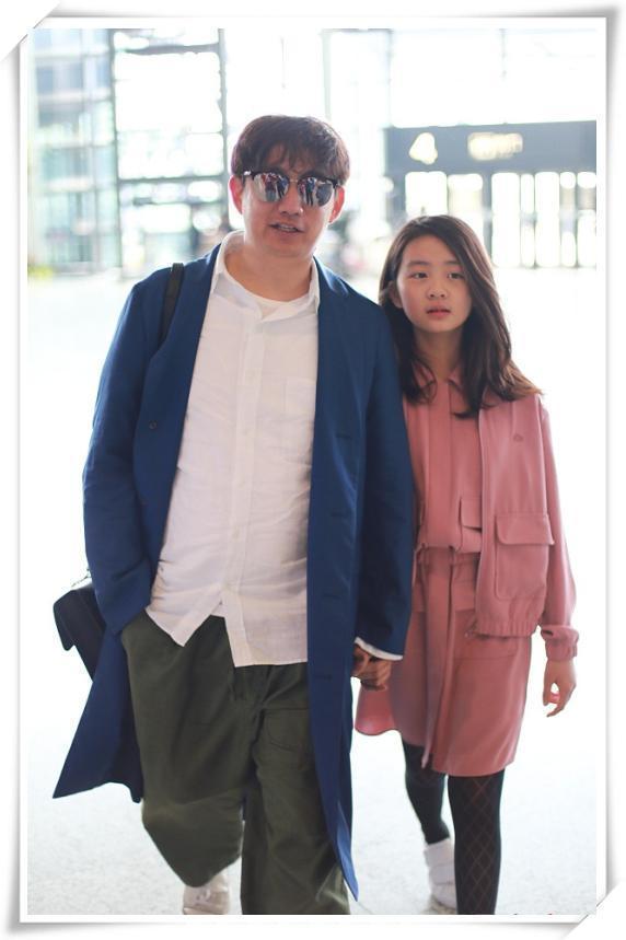 李嫣是12岁,黄多多也是12岁,两人同穿粉裙,差距竟如此尴尬?