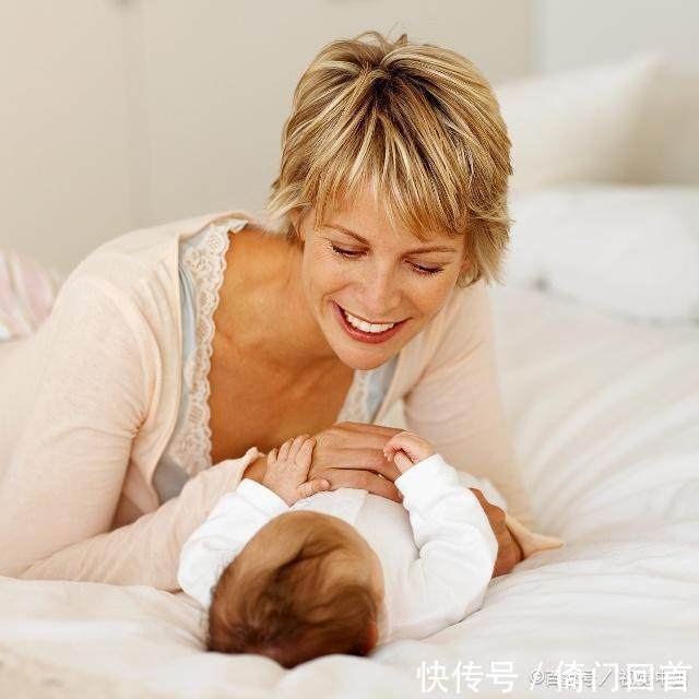 宝宝吃手是变聪明的表现,但超过这一年龄还吃