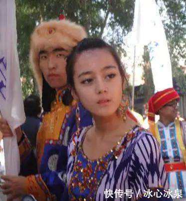 迪丽热巴成名前照片曝光,性感身材比柳岩还赞!素颜照却遭吐槽!