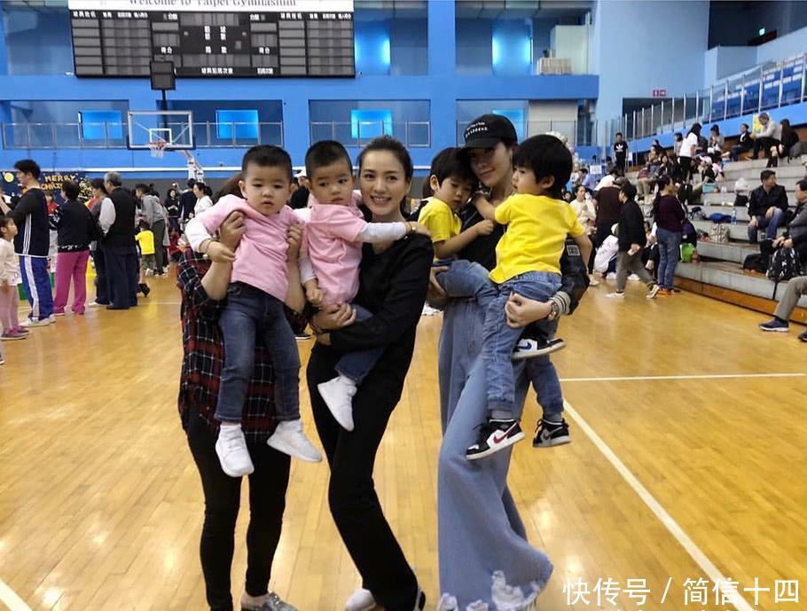 陈若仪陪双胞胎儿子参加趣味运动会, 一人抱俩
