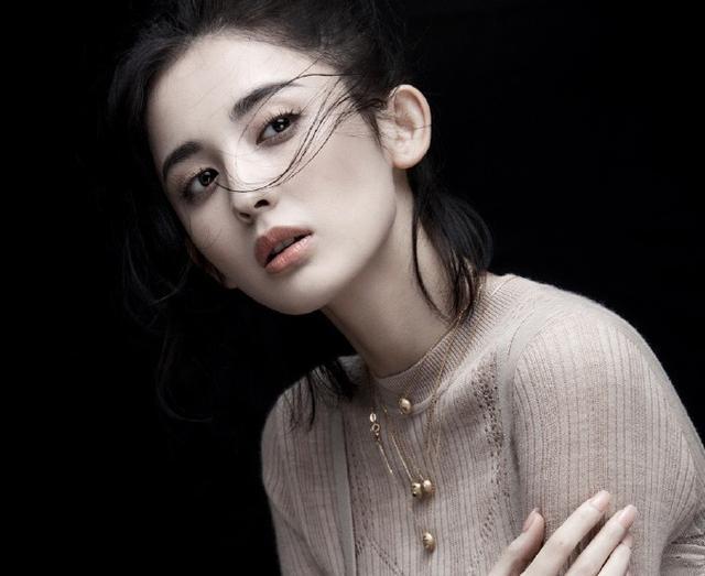 古力娜扎近照曝光,在机场遭安检员摸屁股,娜扎