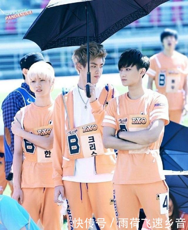 十二月的奇迹黄子韬和吴亦凡拥抱,建了微信群