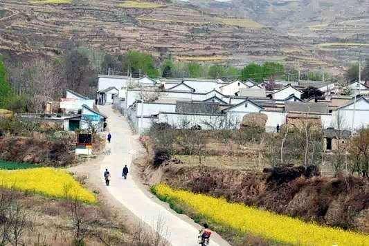 车太大惹的祸,新提汉兰达回农村,倒车一脚油门将自家撞出个大洞