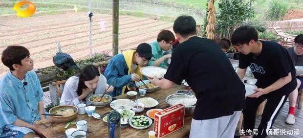 向往的生活众人吃饭,何炅却在撩于文文的衣服