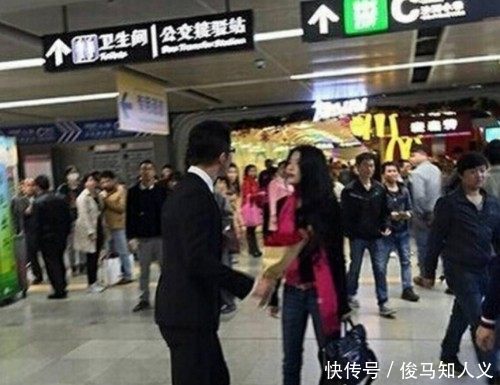 男子满心欢喜在地铁站迎接女友,当见到女友后男子却选择独自离开