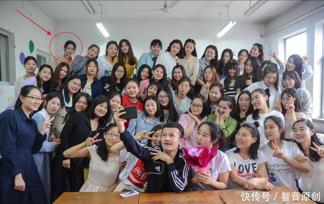 117名女生簇拥全班唯一男生,除了羡慕,我们还