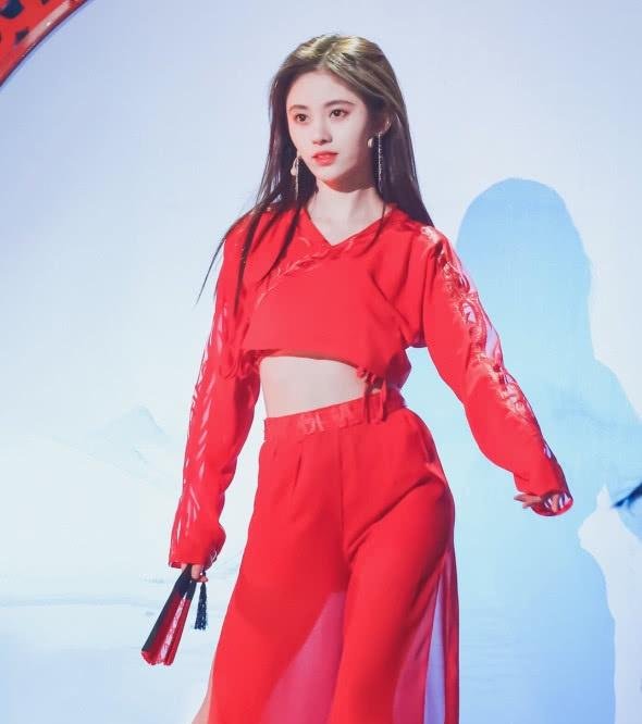 不愧是四千年美女,鞠婧一袭仙气红衣十足,这好听大全名字美女图片