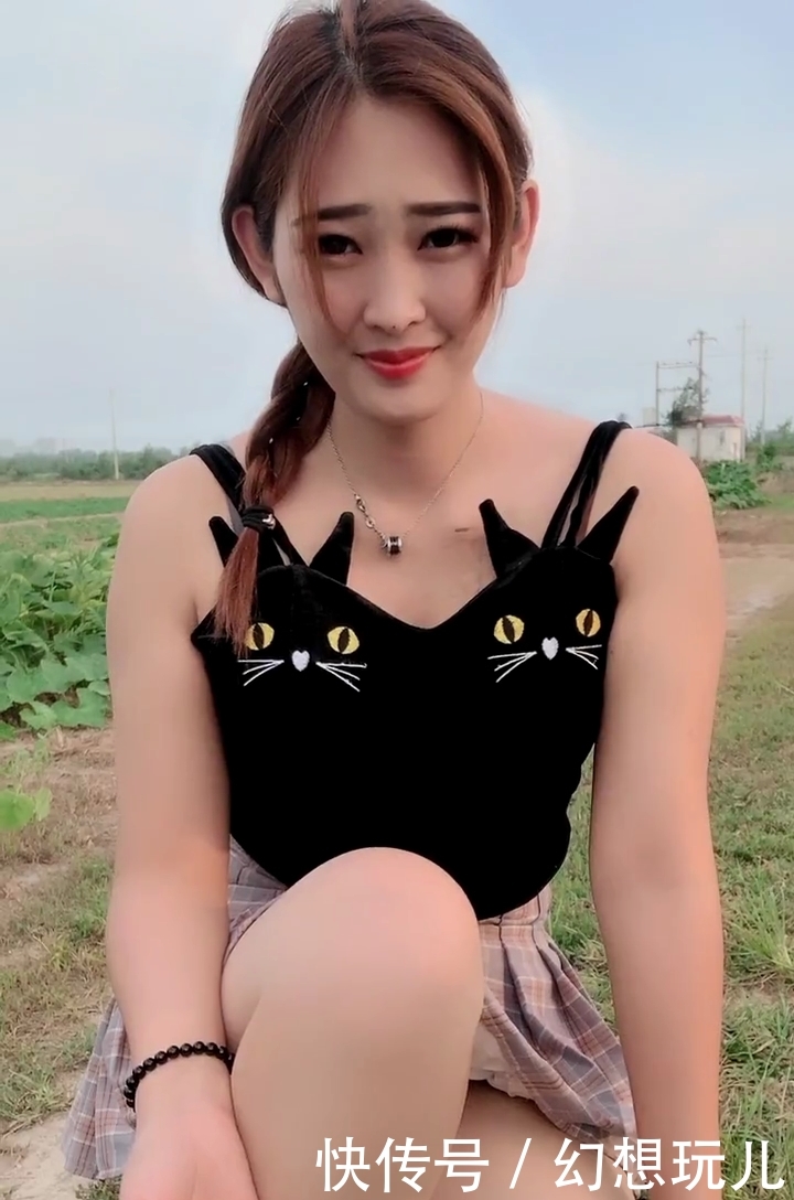 户外穿着短裙的美女,清纯可爱,敢蹲下也是种勇气 新金沙开户网址
