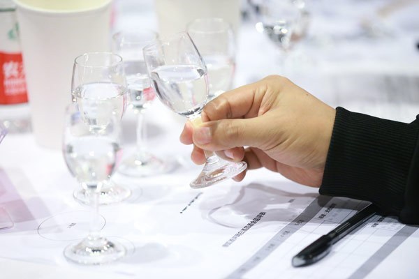 白酒设备厂家:勾兑酒与酿造酒的区别