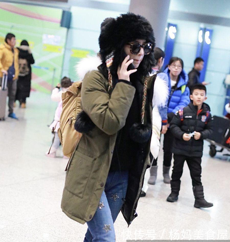 黄圣依穿军绿色羽绒服打扮时尚保暖 对镜头打