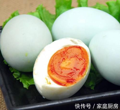 据专家考证，这种方法腌制的咸鸭蛋出油最多口味最好，营养最高