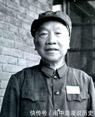 此人在1955年授衔时当众扯下肩章，到死下葬也不穿军装