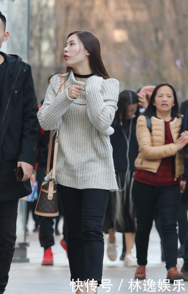 街拍针织衫搭黑色长裤,美女挎着单肩包脚踩高