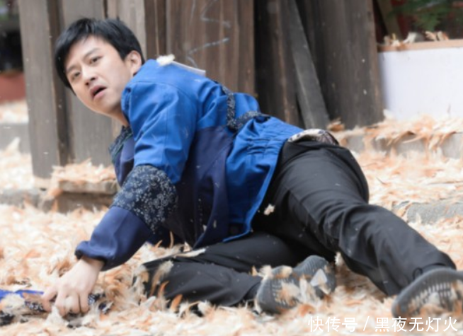 邓超坐墙角为跑男录视频,却被路人拍到他的背