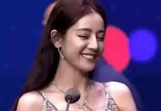 迪丽热巴第一次穿这样的礼服,自己都害羞地用