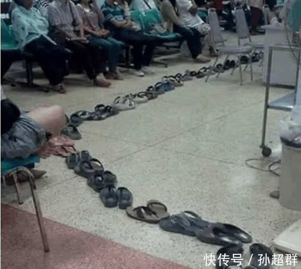 女子银行取钱, 一股脚臭味被熏吐, 眼前的一幕令