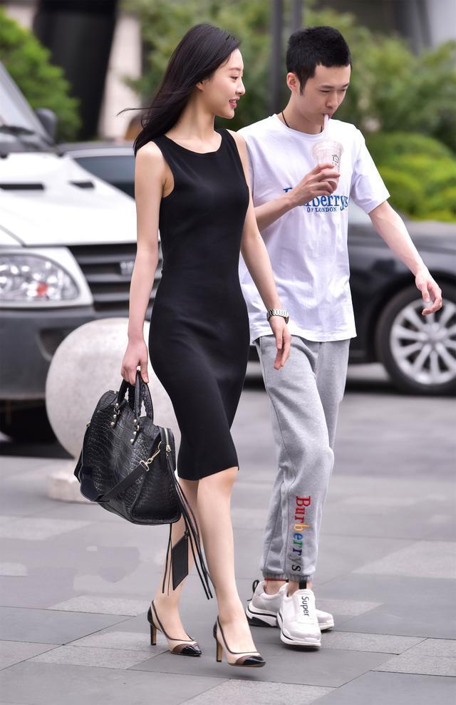 街拍美女:搭配得非常简单时尚,夏天就需要小姐姐这种清爽的味道