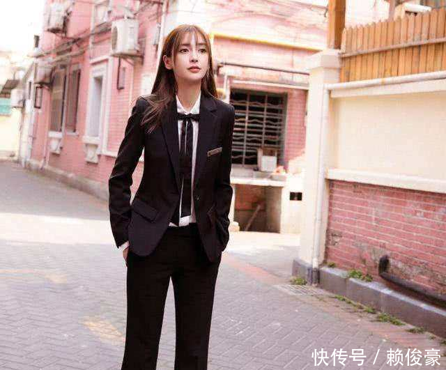 baby穿紧身牛仔裤,破一个洞 网友修长的美腿吸