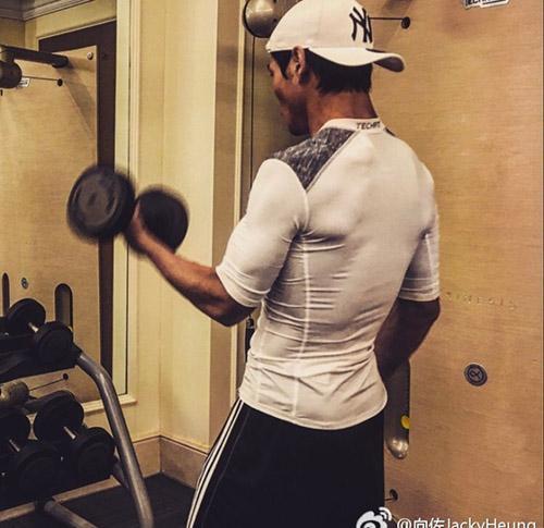 向佐健身狂练肌肉,网友这是要超越李小龙