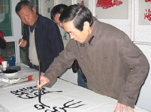 他上初中时,得著名书画家萧龙士先生亲授,致力于书法,国画,篆刻之学.