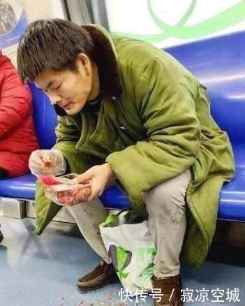 地铁中男子吃小龙虾并把虾壳乱吐,声称:我又没