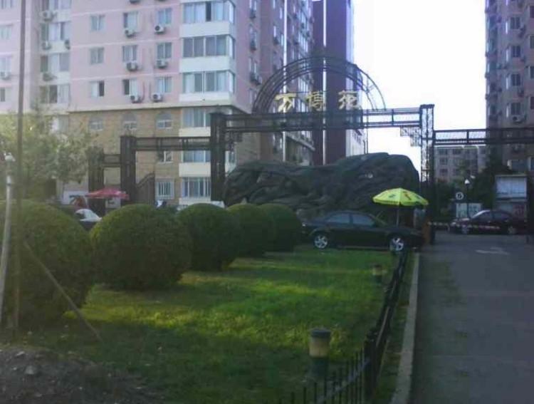 采用欧式园景设计,喷泉广场点缀中间,设有大型地下停车尝游泳馆,健身
