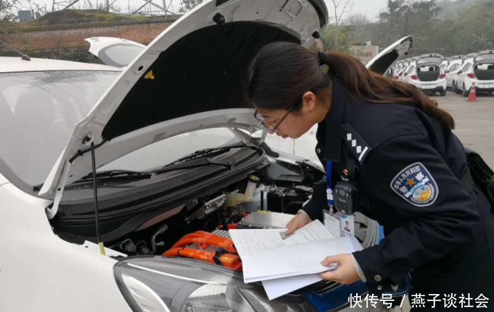重庆警方为物流公司上门服务 6小时完成290辆