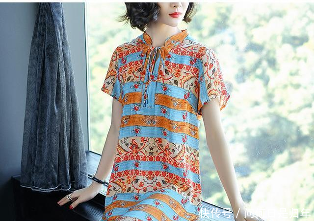 今年的新款连衣裙真的太好看了,知性优雅,显高