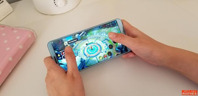 手机卡成翔? 用华为nova2s流畅吃鸡