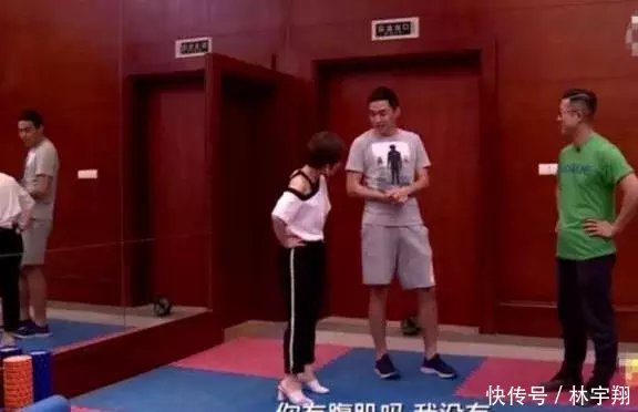 国足队长节目大秀运动功,却被主持人的一句话