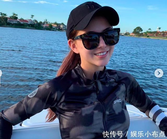 昆凌晒全家福祖孙三代同框小小周超帅,昆凌坐