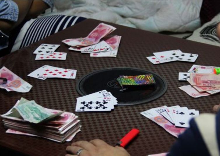 儿子赌博欠债60万,母亲被迫卖房还债,债主却说