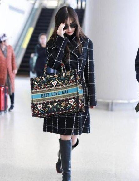 杨颖罕见晒小海绵照片,母子俩的大长腿吸睛,网