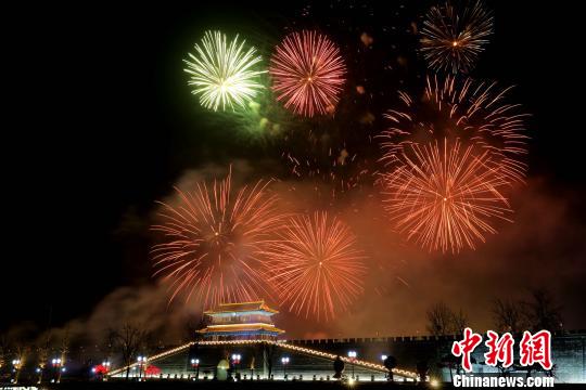 河北古城正定电子烟花秀让民众在爆竹声中找寻\"年味儿\"