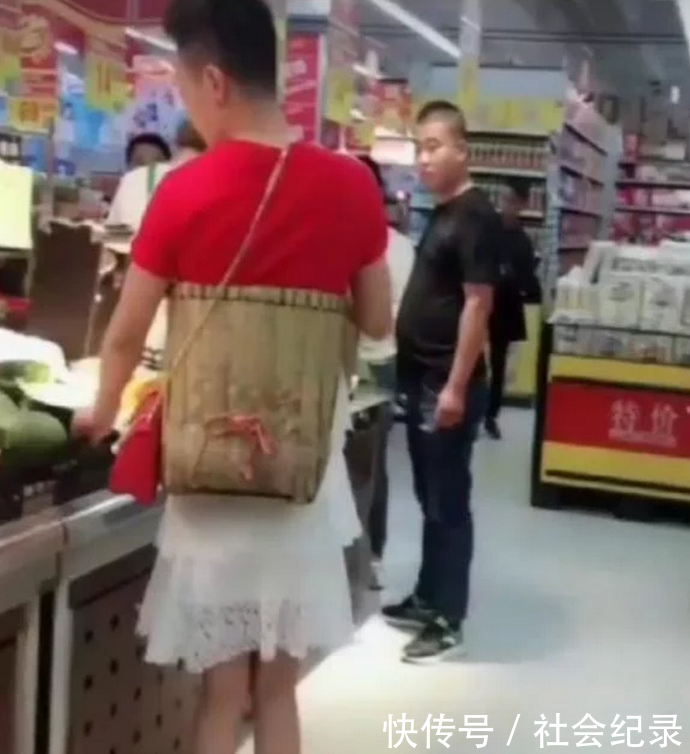 男子穿裙子逛超市,众人都嘲笑他,一个转身众人
