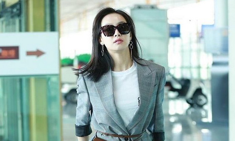 宋茜机场街拍,挎包直接绑成腰带,脚上鞋子真为